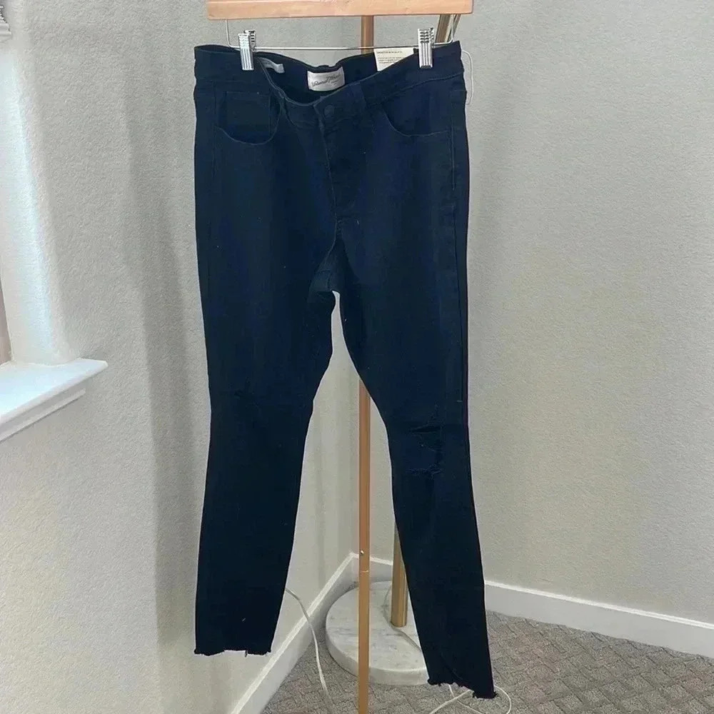 NWT Universal Thread‎ black distressed jeans
